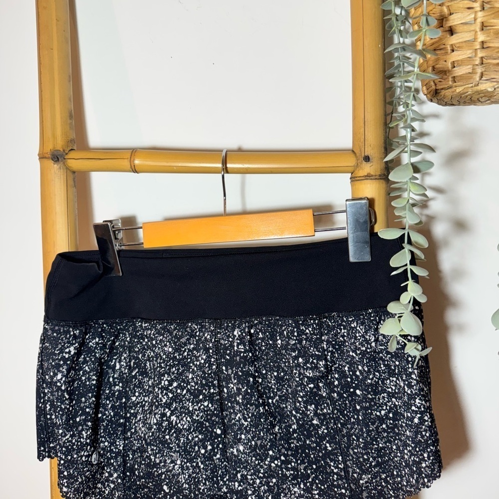 Lululemon Fast and Light Short - Size 6 - Picture 3 of 7